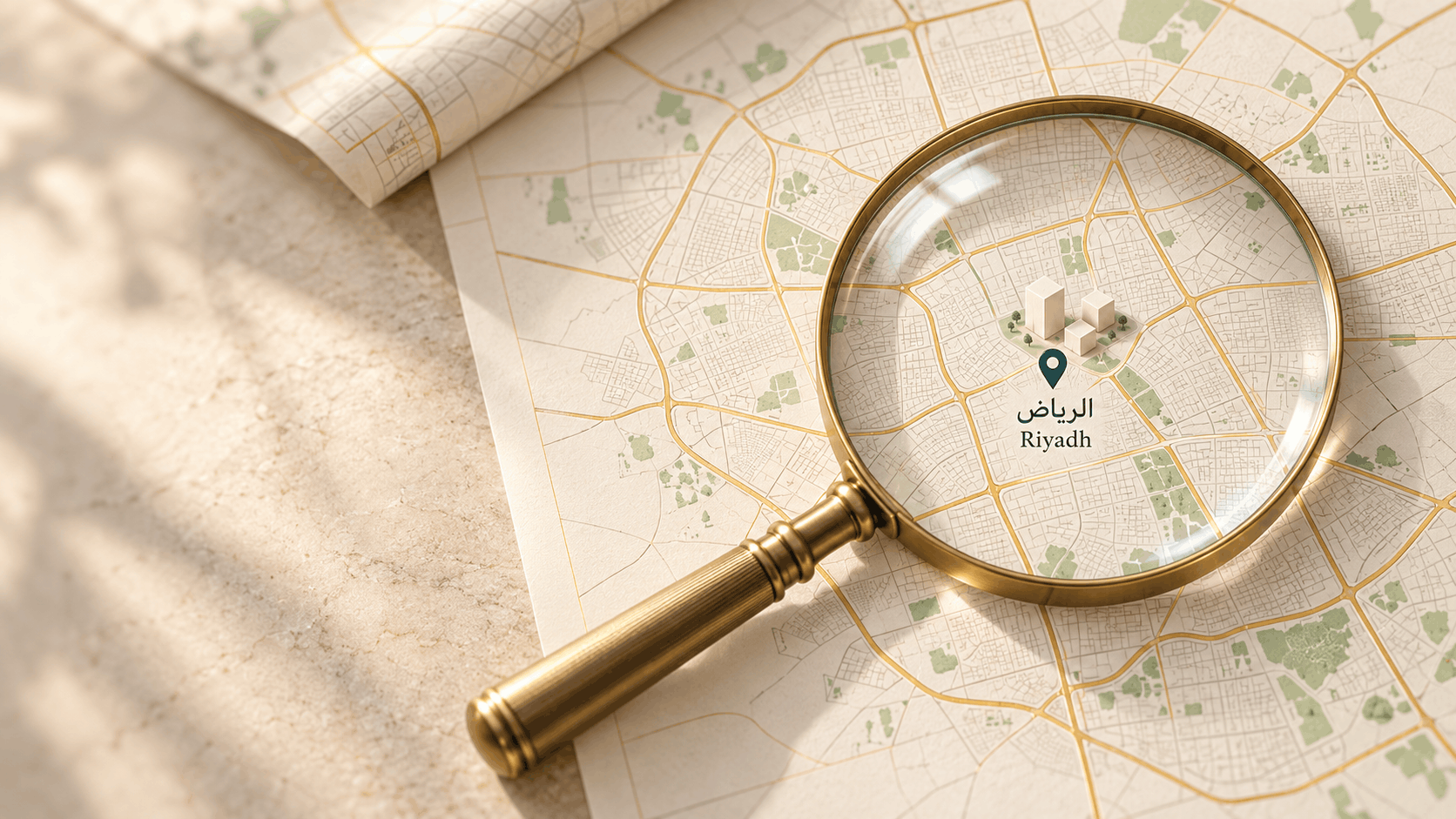 عدسة مكبرة فوق خريطة توضيحية للرياض مع علامة موقع ومجسمات مبانٍ